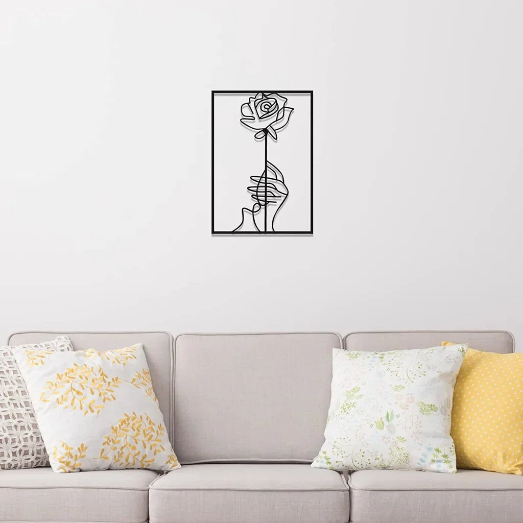 Modern Metal Line Art Wall Decor ā Abstract Female Body Silhouette Sculpture for Home Hanging