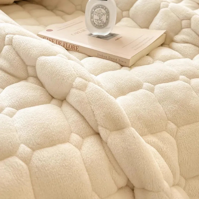 🌟 Luxury Milk Velvet Quilted Bedspread (All Seasons)