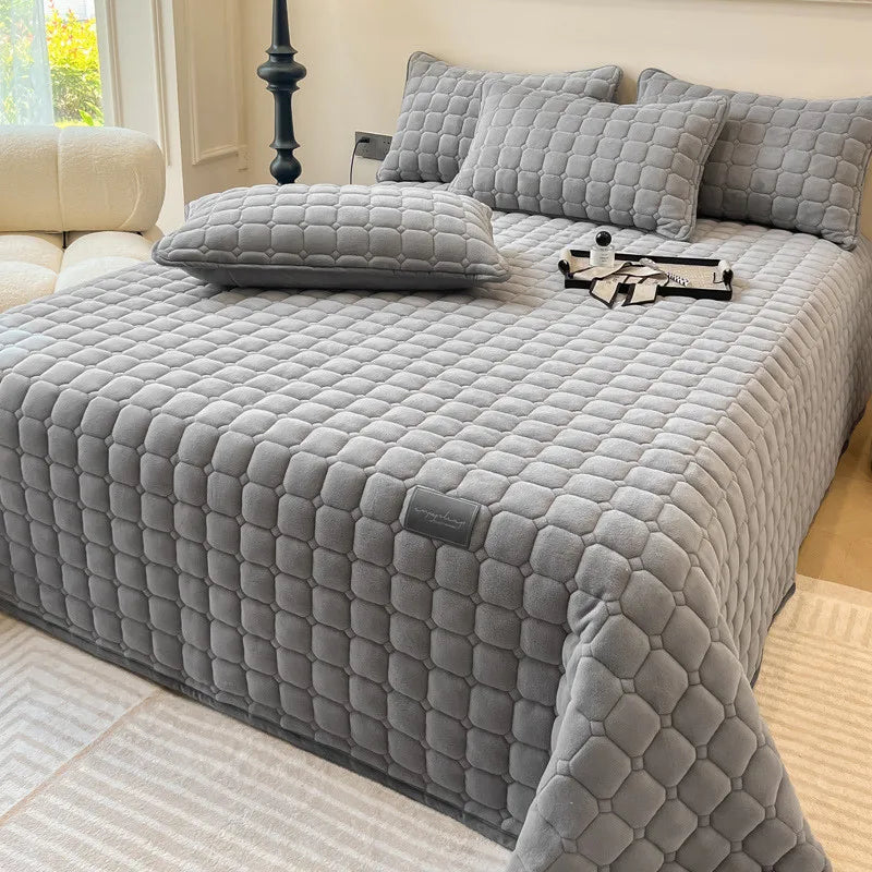 🌟 Luxury Milk Velvet Quilted Bedspread (All Seasons)