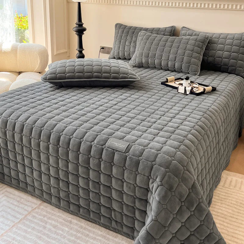 🌟 Luxury Milk Velvet Quilted Bedspread (All Seasons)