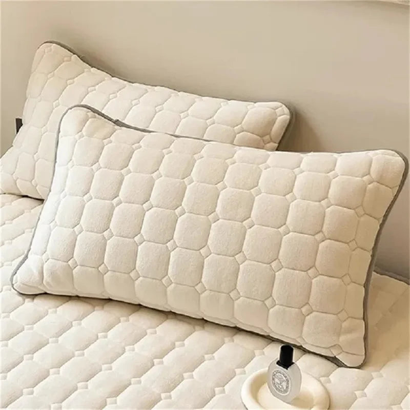 🌟 Luxury Milk Velvet Quilted Bedspread (All Seasons)