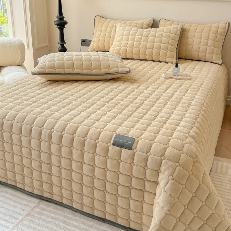 🌟 Luxury Milk Velvet Quilted Bedspread (All Seasons)