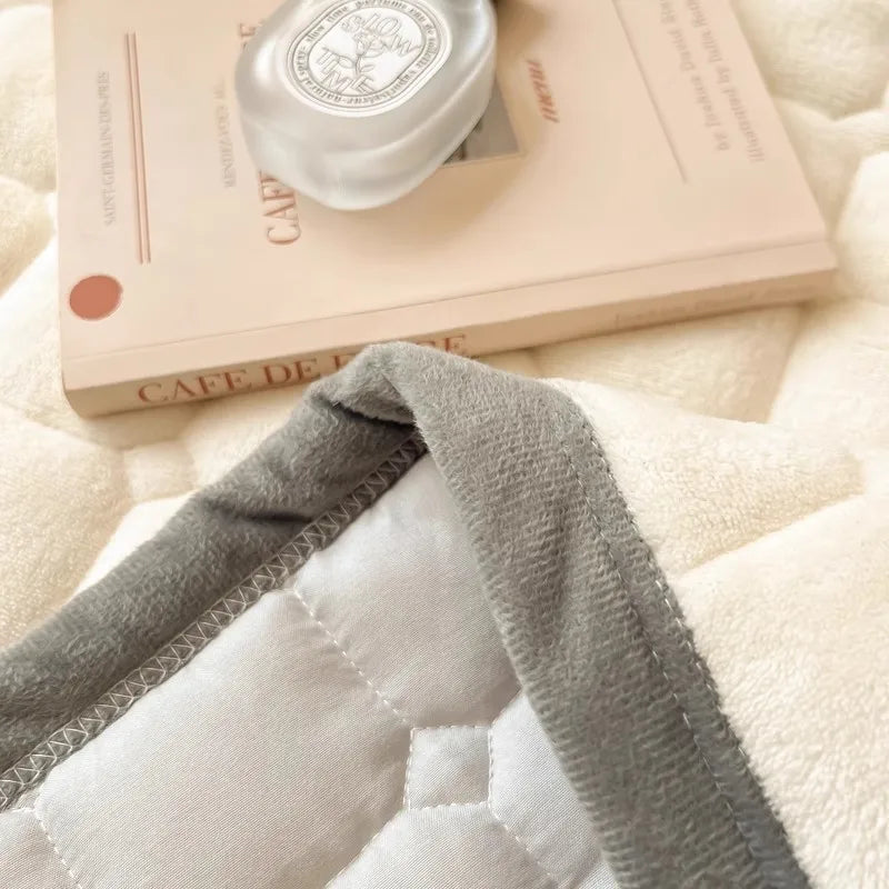 🌟 Luxury Milk Velvet Quilted Bedspread (All Seasons)