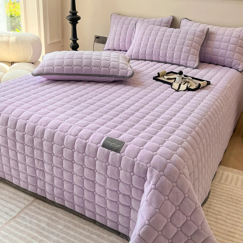 🌟 Luxury Milk Velvet Quilted Bedspread (All Seasons)